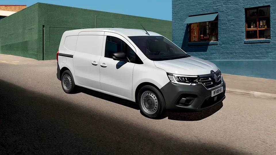 Renault Kangoo E-Tech L2 blanca vista de frente y de costado